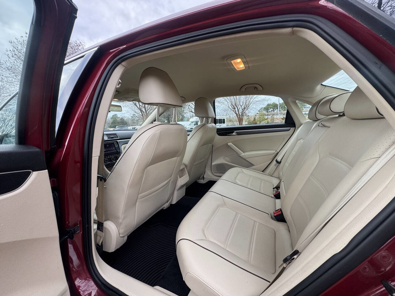 Used 2017 Volkswagen Passat 1.8T R-Line image 16