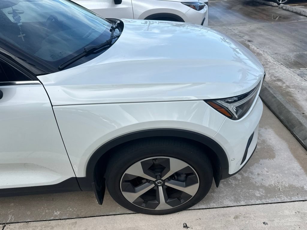 Used 2023 Volvo XC40 B5 Plus w/ Driver Assist Package AWD/4WD image 8