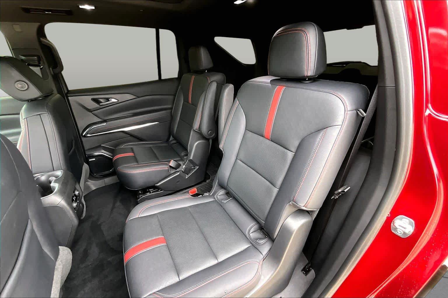 Used 2024 Chevrolet Traverse RS FWD image 21