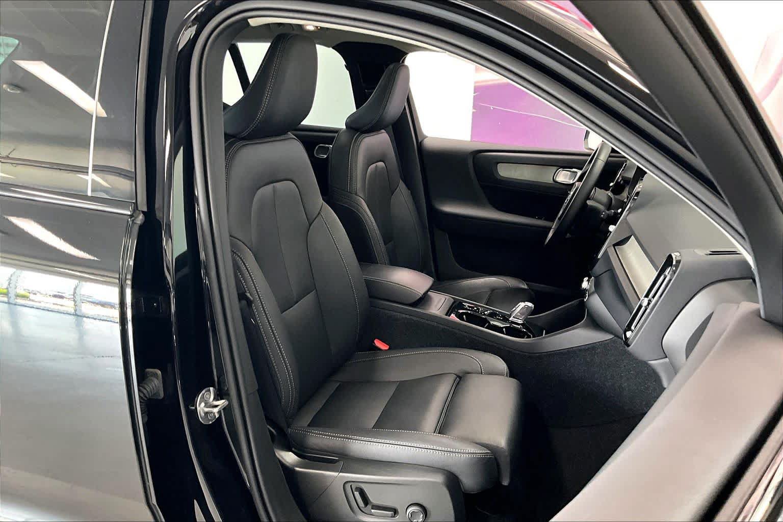 Used 2025 Volvo XC40 B5 Plus AWD/4WD image 11