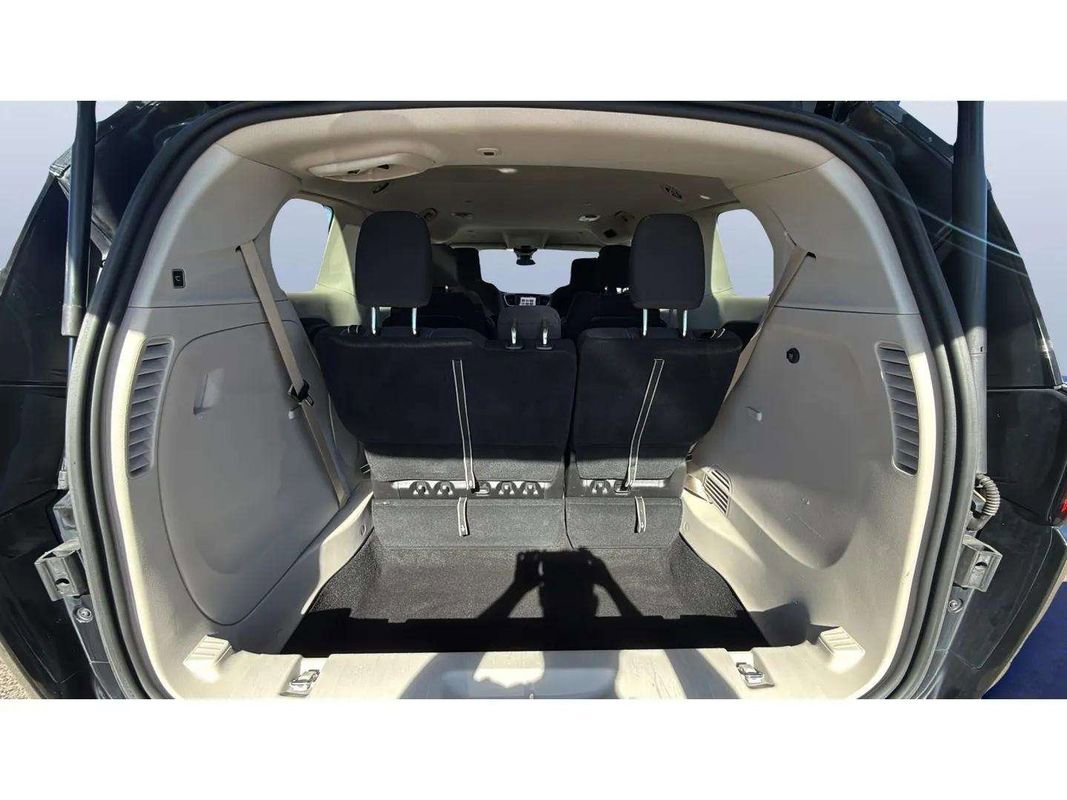 Used 2022 Chrysler Voyager LX image 17