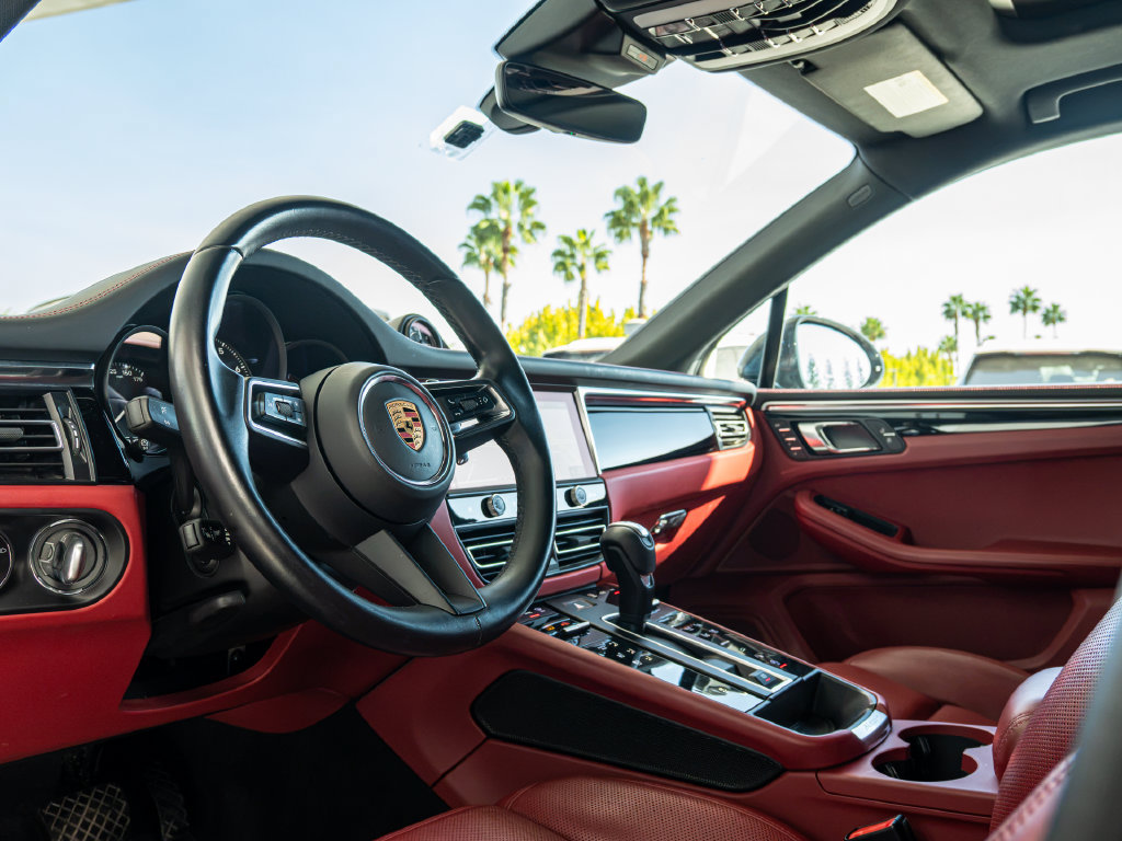 Certified 2023 Porsche Macan AWD/4WD image 4