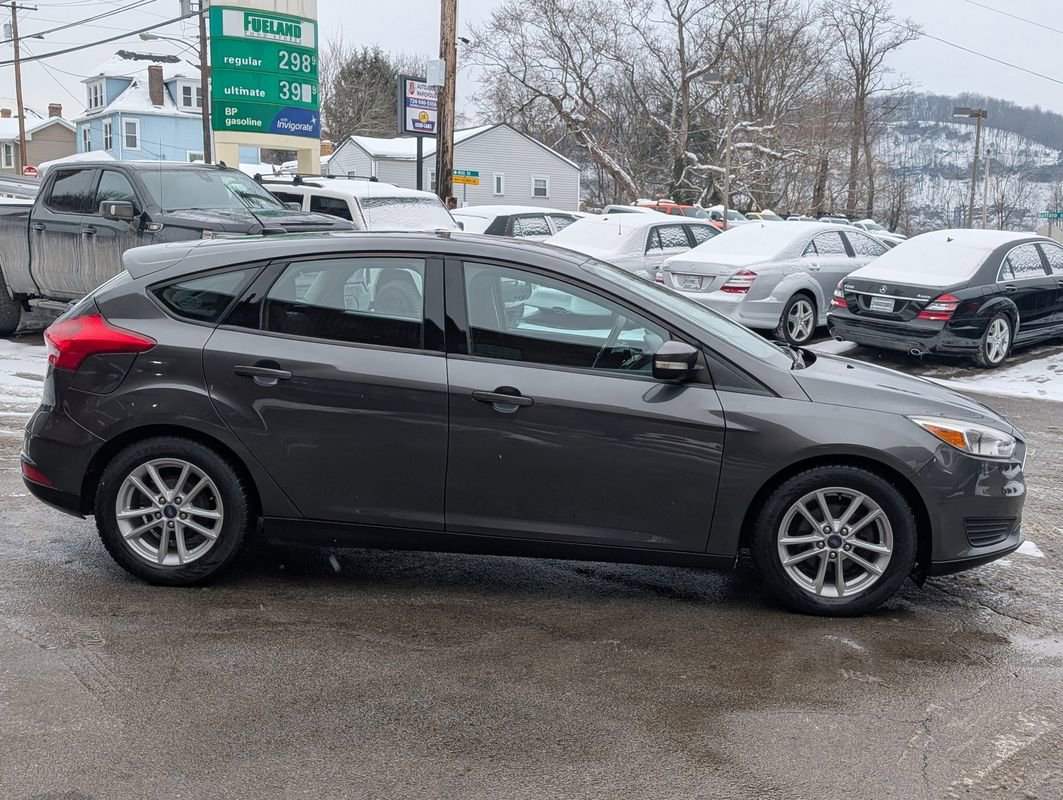 Used 2017 Ford Focus SE w/ Cold Weather Package image 4