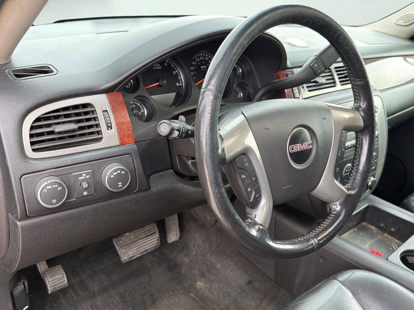 Used 2014 GMC Yukon XL SLT w/ SLT-2 Equipment Package AWD/4WD image 11