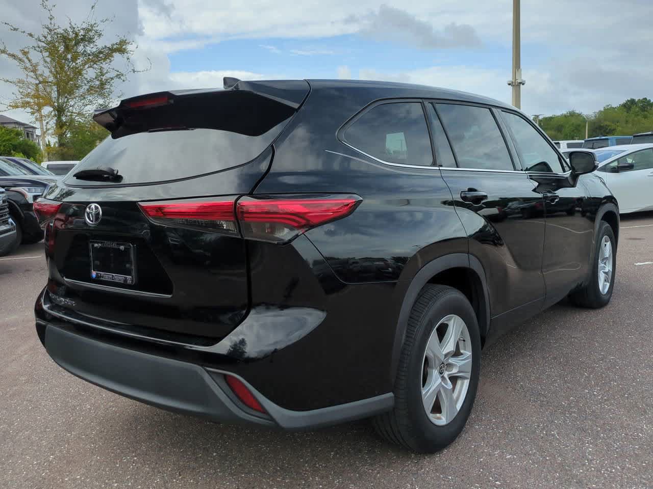 Certified 2021 Toyota Highlander L FWD image 6