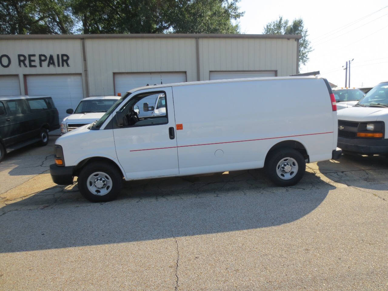 Used 2014 Chevrolet Express 2500 RWD image 1