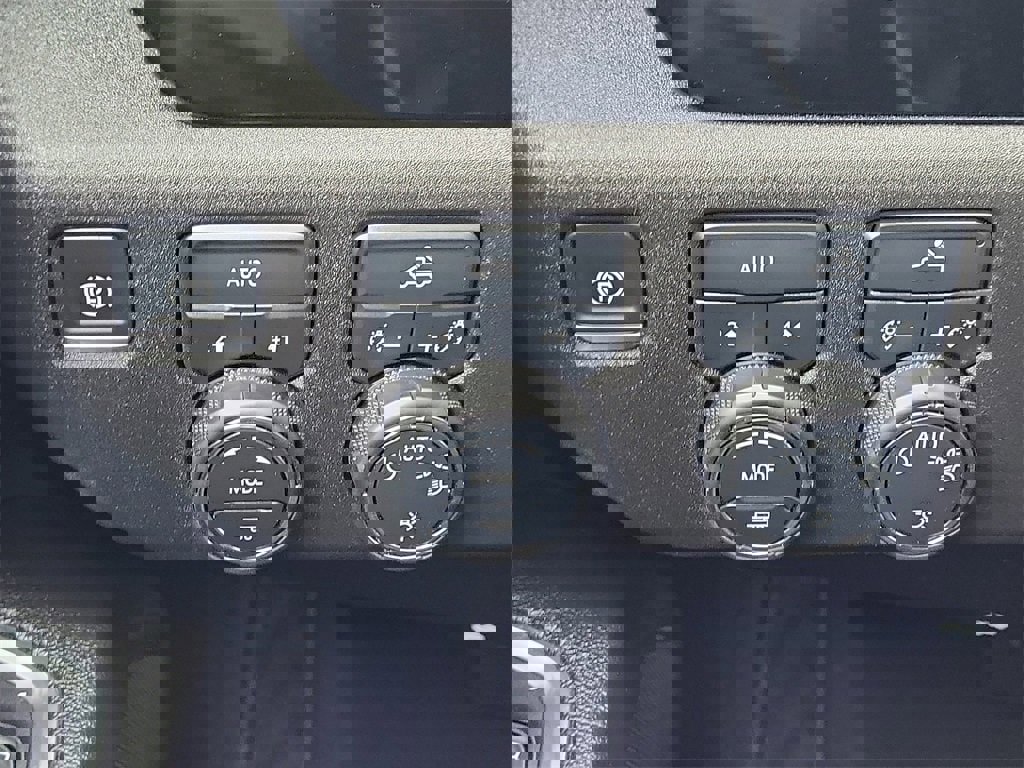 Certified 2025 Chevrolet Silverado 1500 LT image 26