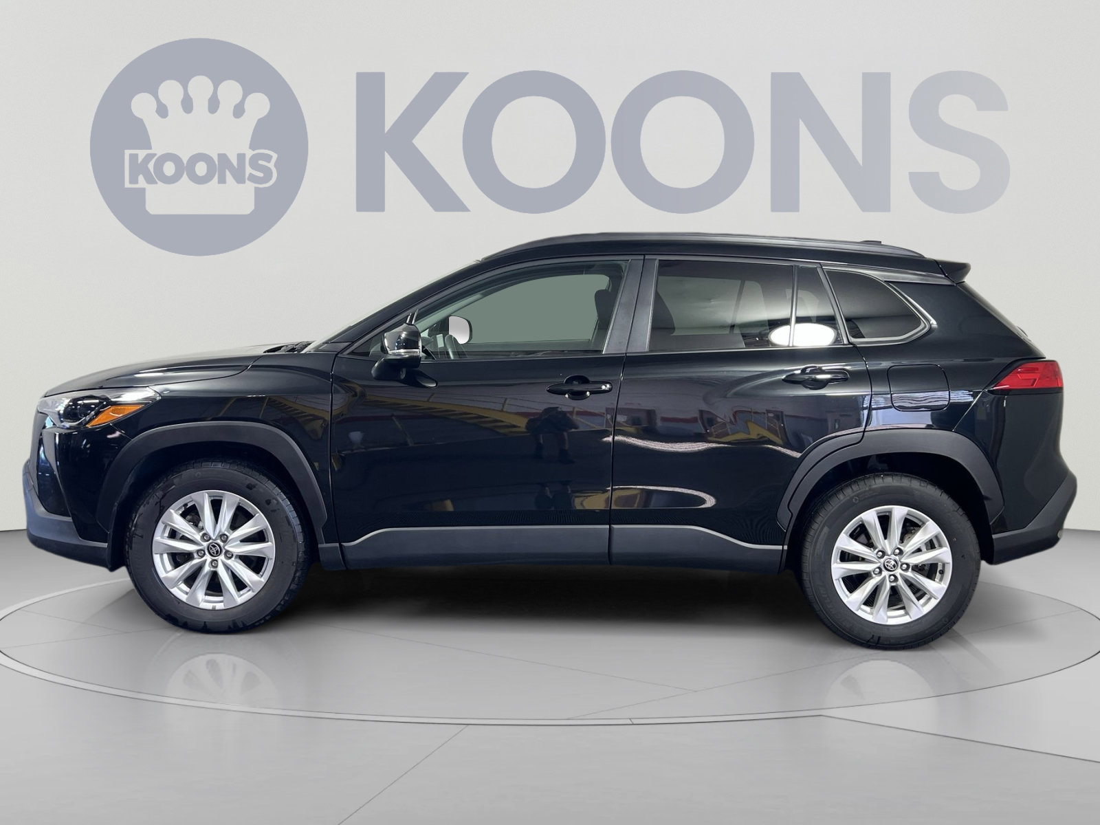 Used 2025 Toyota Corolla Cross LE FWD image 2