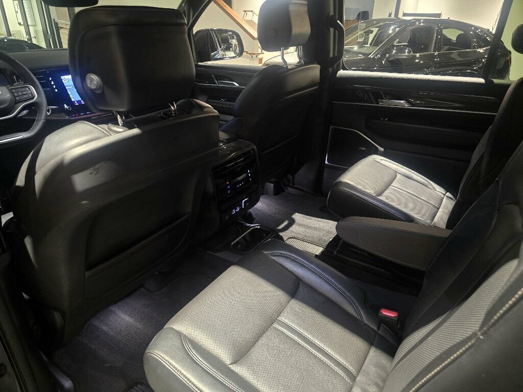 Used 2022 Jeep Wagoneer Series III w/ Flexible Seating Group AWD/4WD image 13
