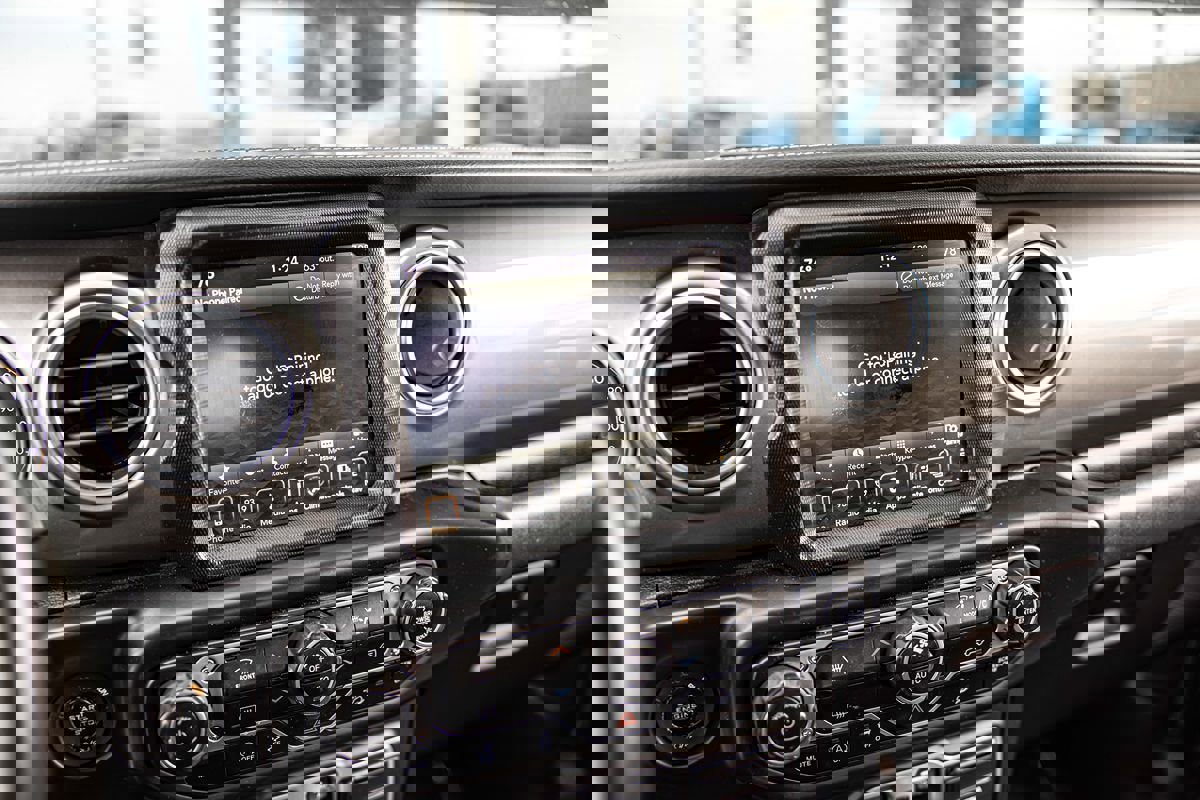 Used 2018 Jeep Wrangler Unlimited Sahara image 25