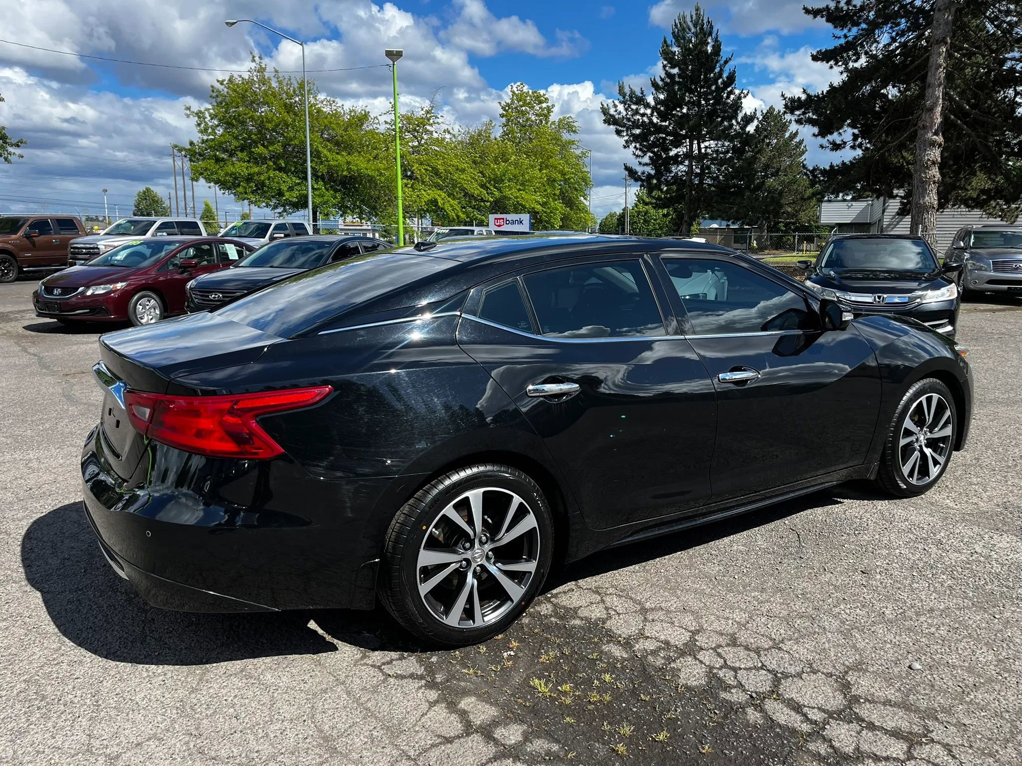Used 2017 Nissan Maxima Platinum w/ Interior Lighting Package FWD image 3
