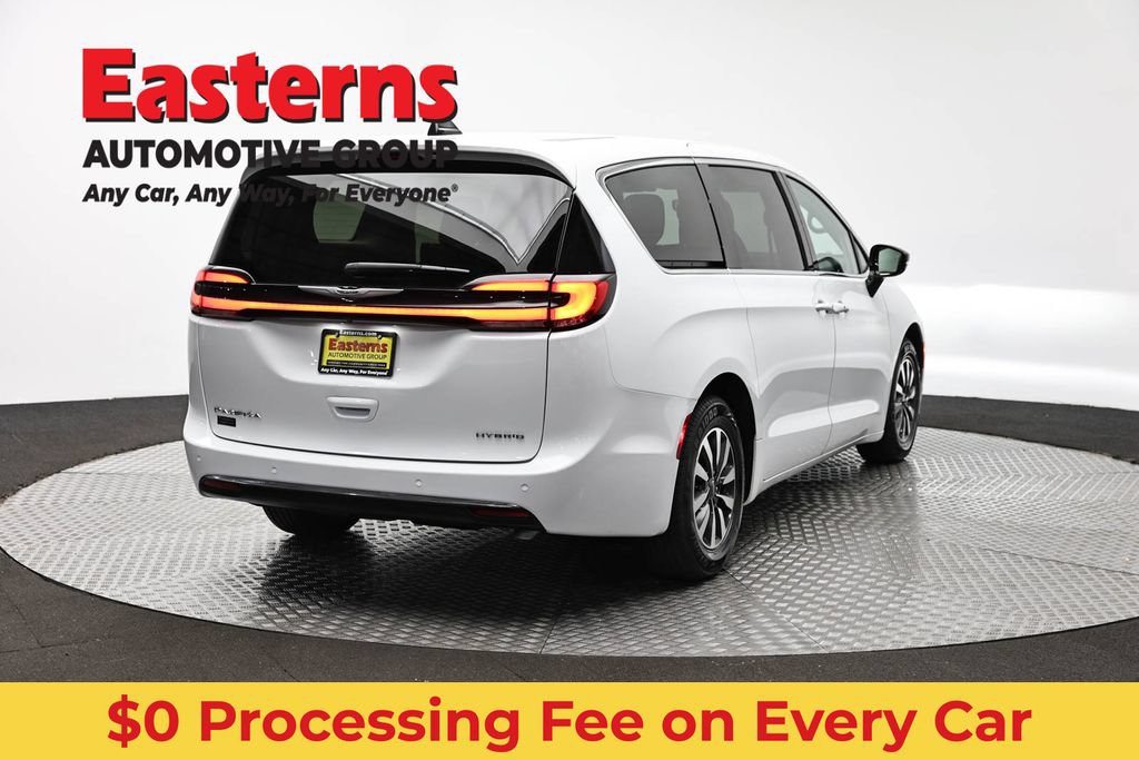Used 2024 Chrysler Pacifica Limited FWD image 4