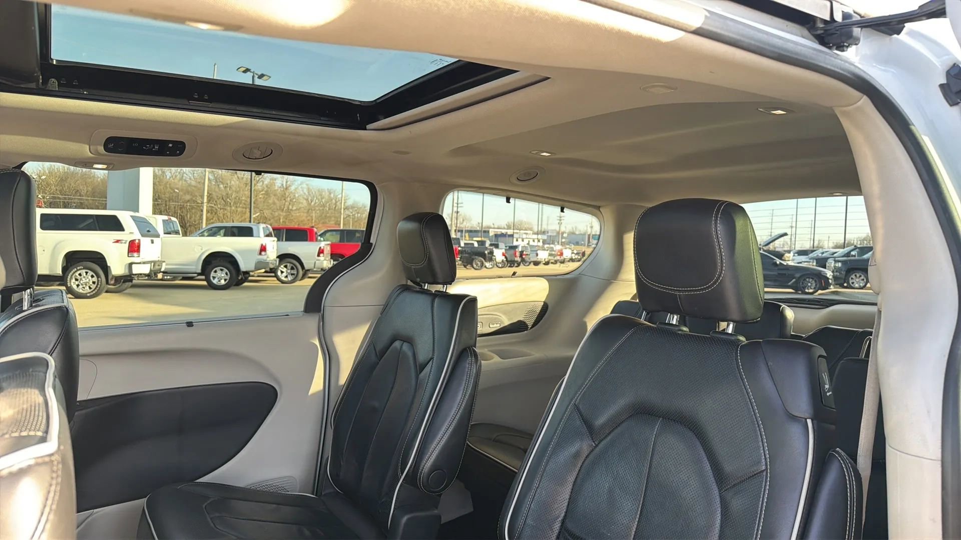 Used 2022 Chrysler Pacifica Limited image 43