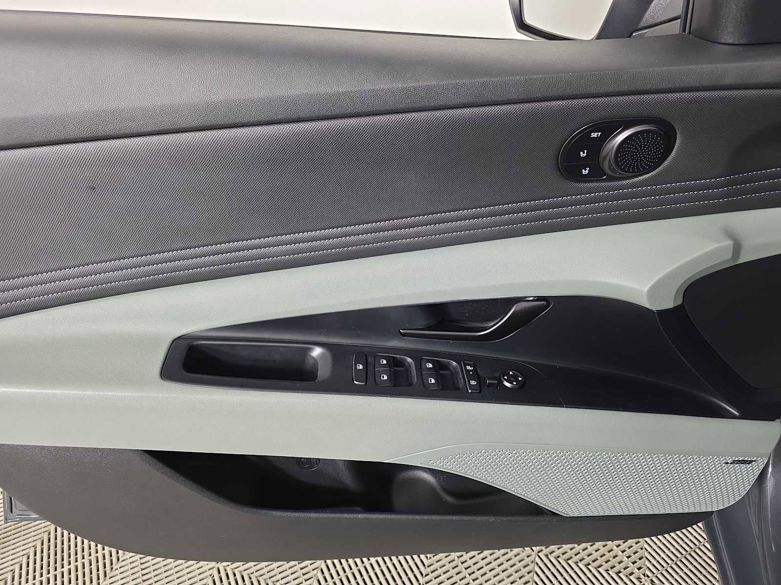 Used 2024 Hyundai Elantra Limited image 30