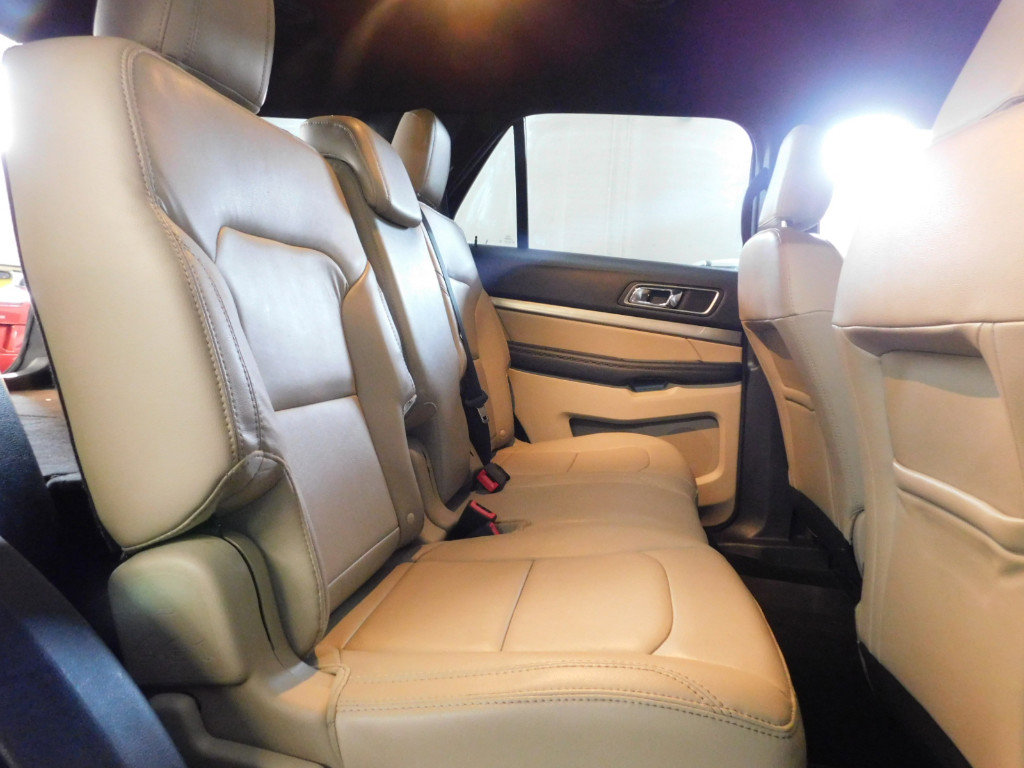 Used 2018 Ford Explorer XLT w/ Equipment Group 202A image 11