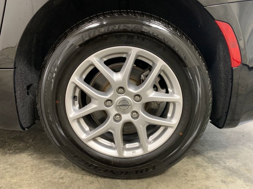 Used 2024 Chrysler Pacifica Touring-L image 4