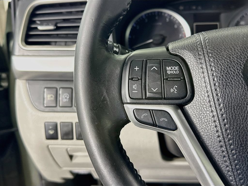 Certified 2018 Toyota Highlander Plus AWD/4WD image 19