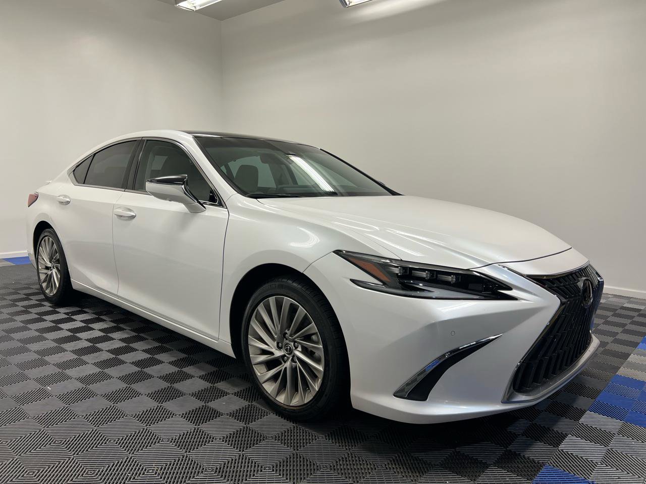 Used 2022 Lexus ES 350 Ultra Luxury w/ Accessory Package 2 image 2
