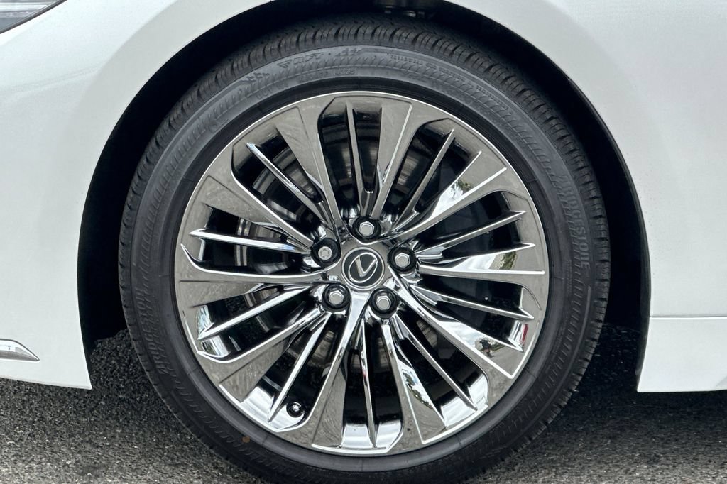 Used 2023 Lexus LS 500 w/ Accessory Package (Z1) RWD image 31