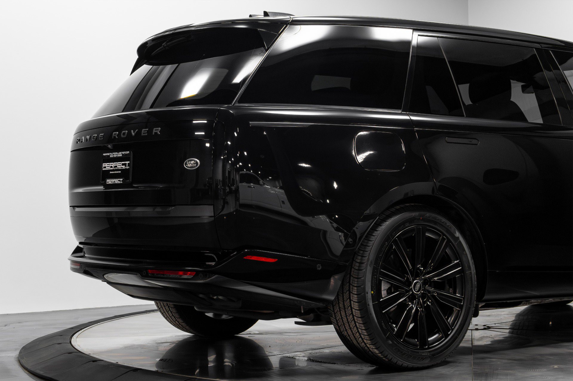 Used 2023 Land Rover Range Rover Long Wheelbase SE image 14