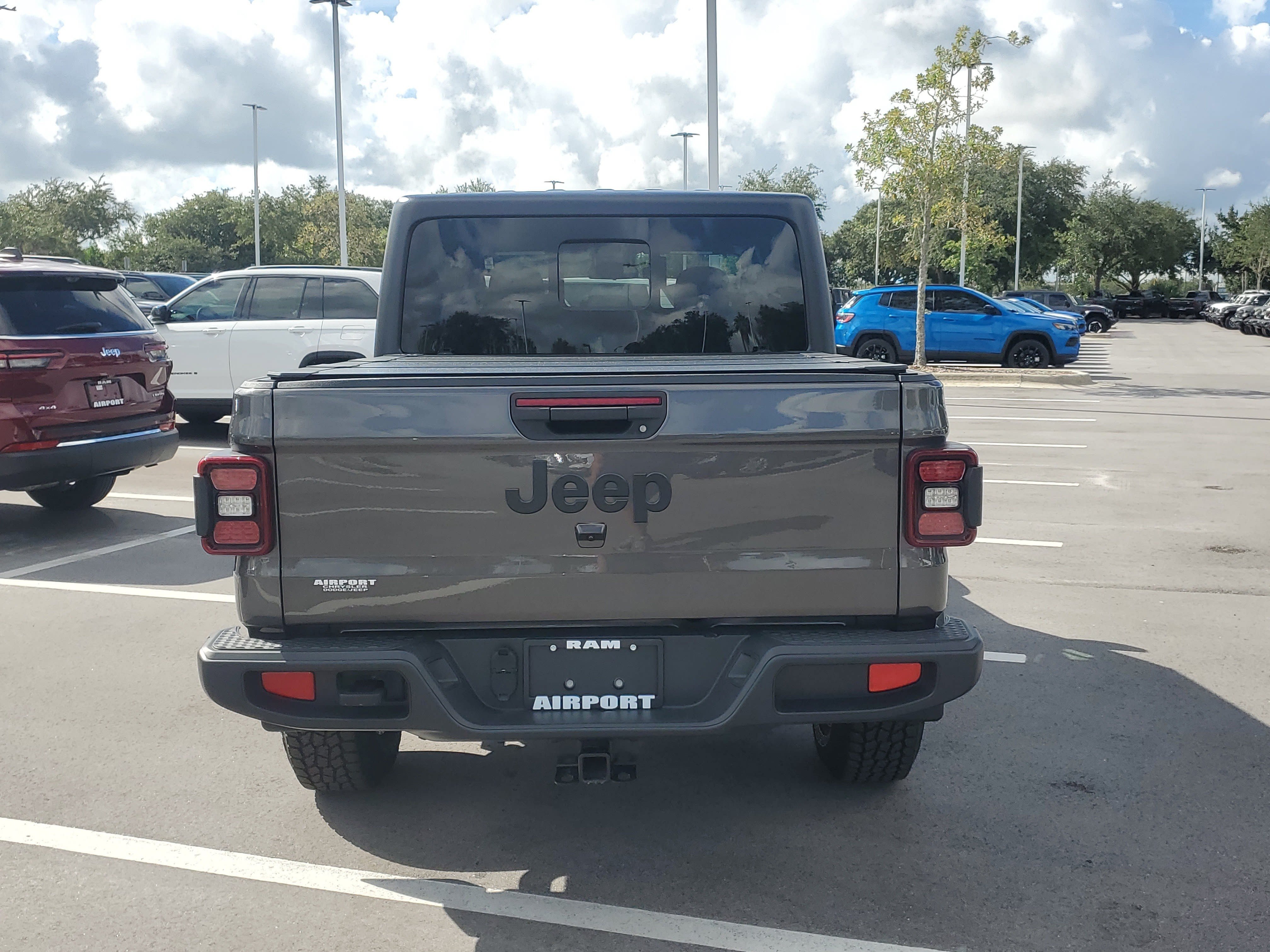 Used 2025 Jeep Gladiator Sport AWD/4WD image 7