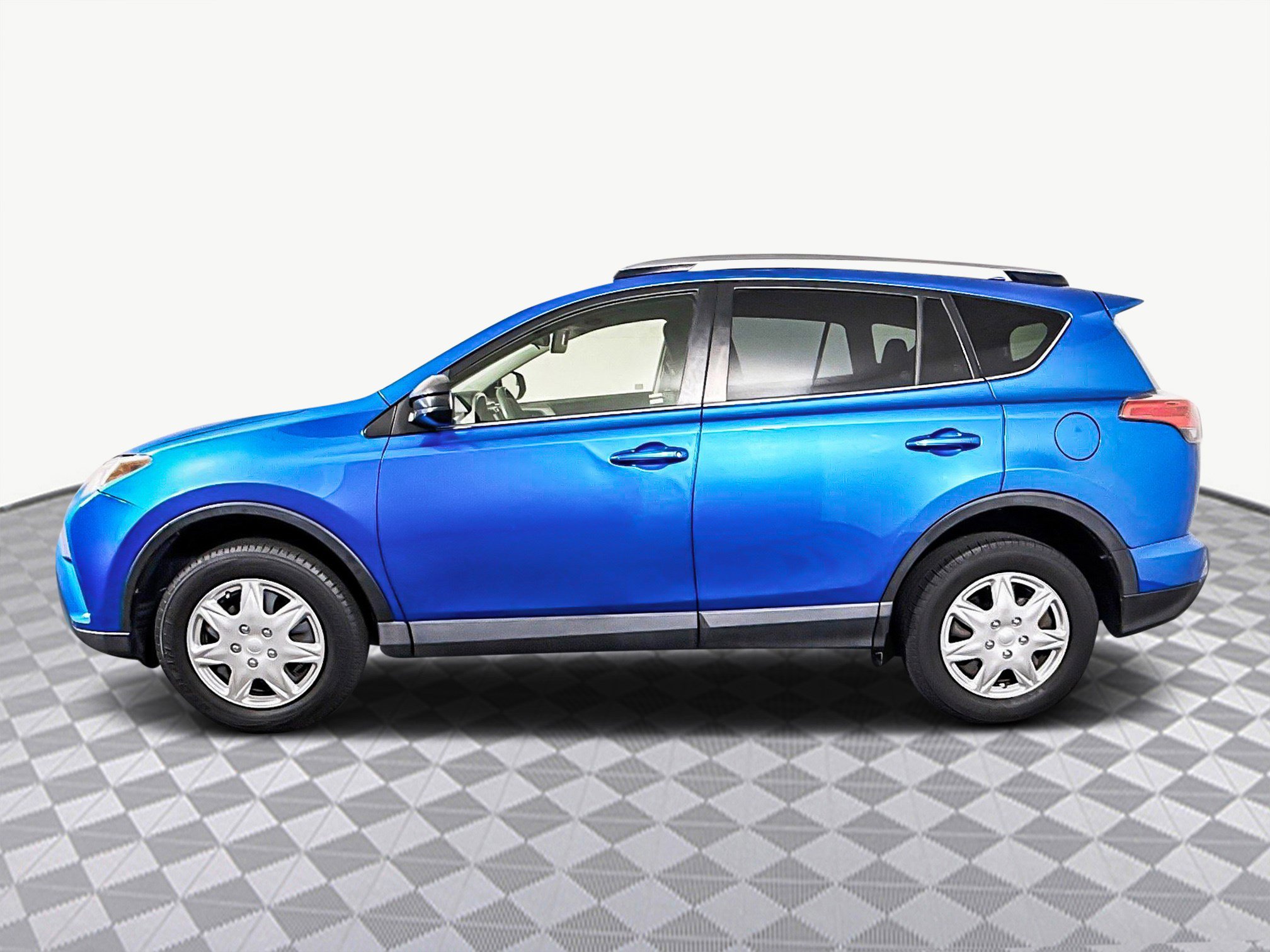 Used 2018 Toyota RAV4 LE image 6
