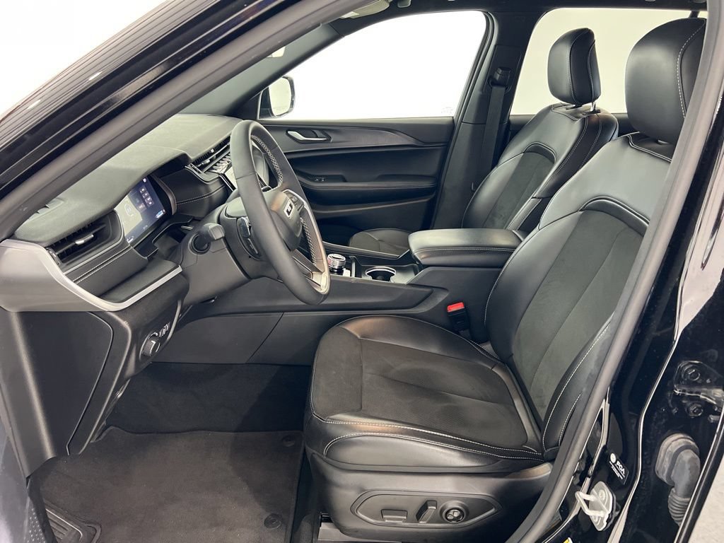 Used 2025 Jeep Grand Cherokee Altitude AWD/4WD image 17