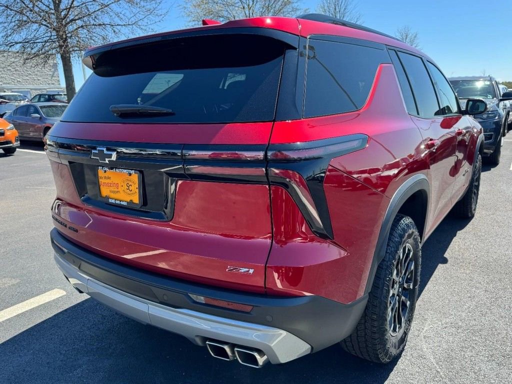 Used 2024 Chevrolet Traverse Z71 image 3