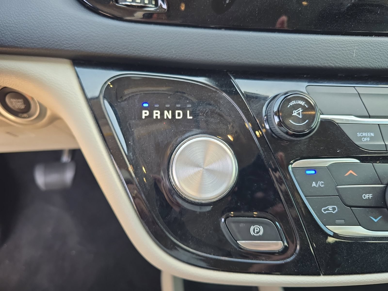Used 2017 Chrysler Pacifica Touring FWD image 19