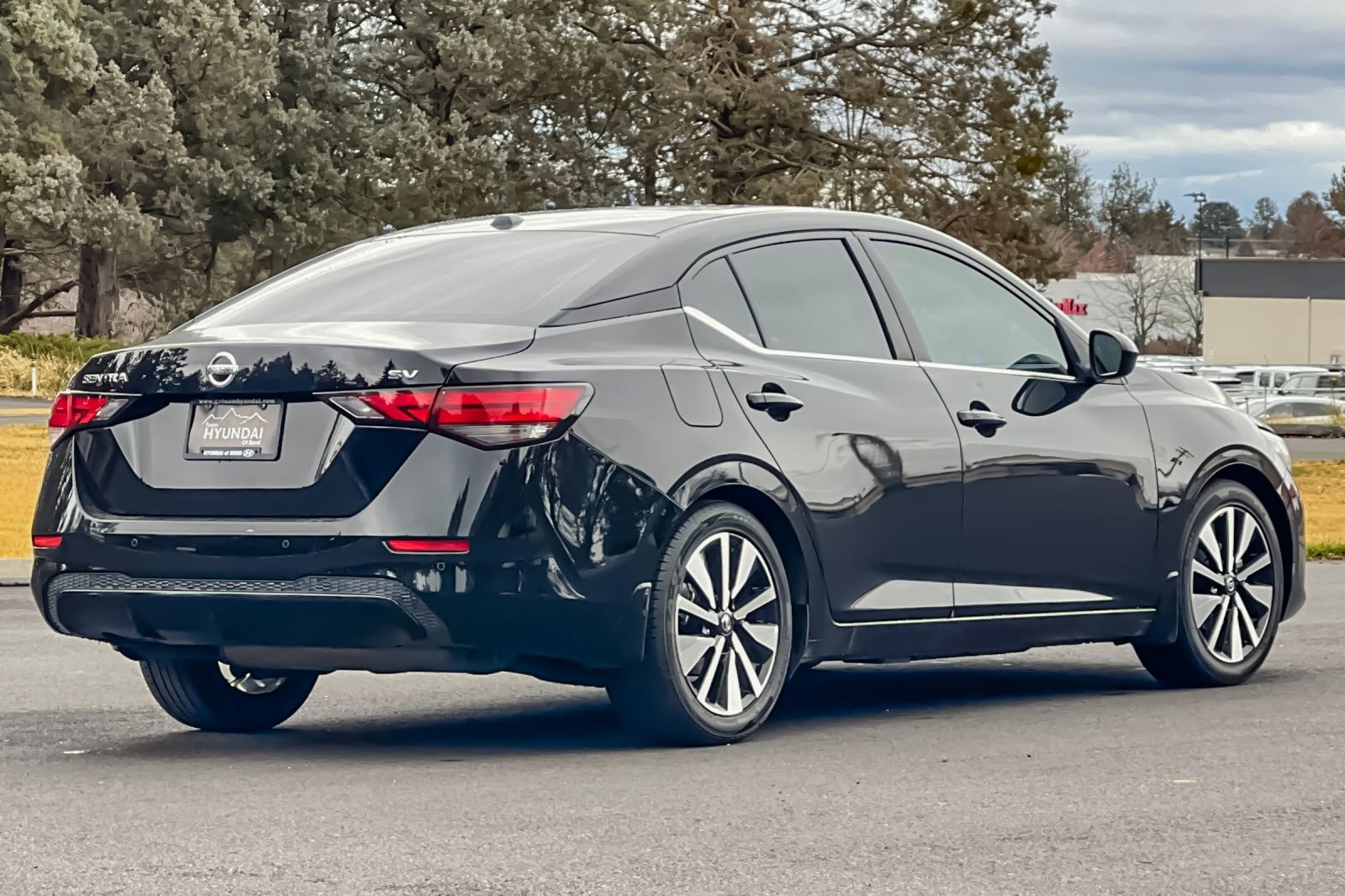 Used 2022 Nissan Sentra SV w/ SV Premium Package image 4