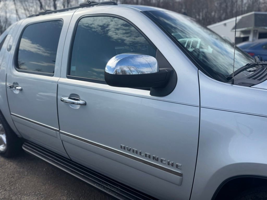 Used 2013 Chevrolet Avalanche LTZ image 12