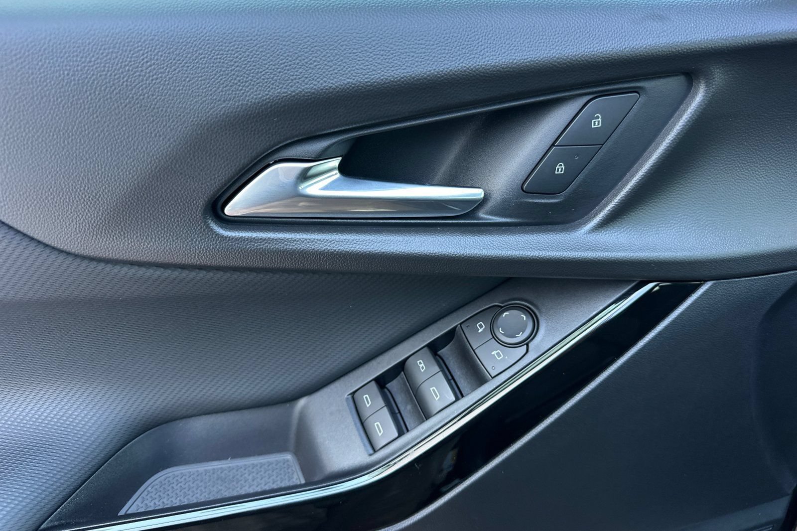 New 2026 Chevrolet Equinox LT w/ Safety and Technology Package FWD image 11