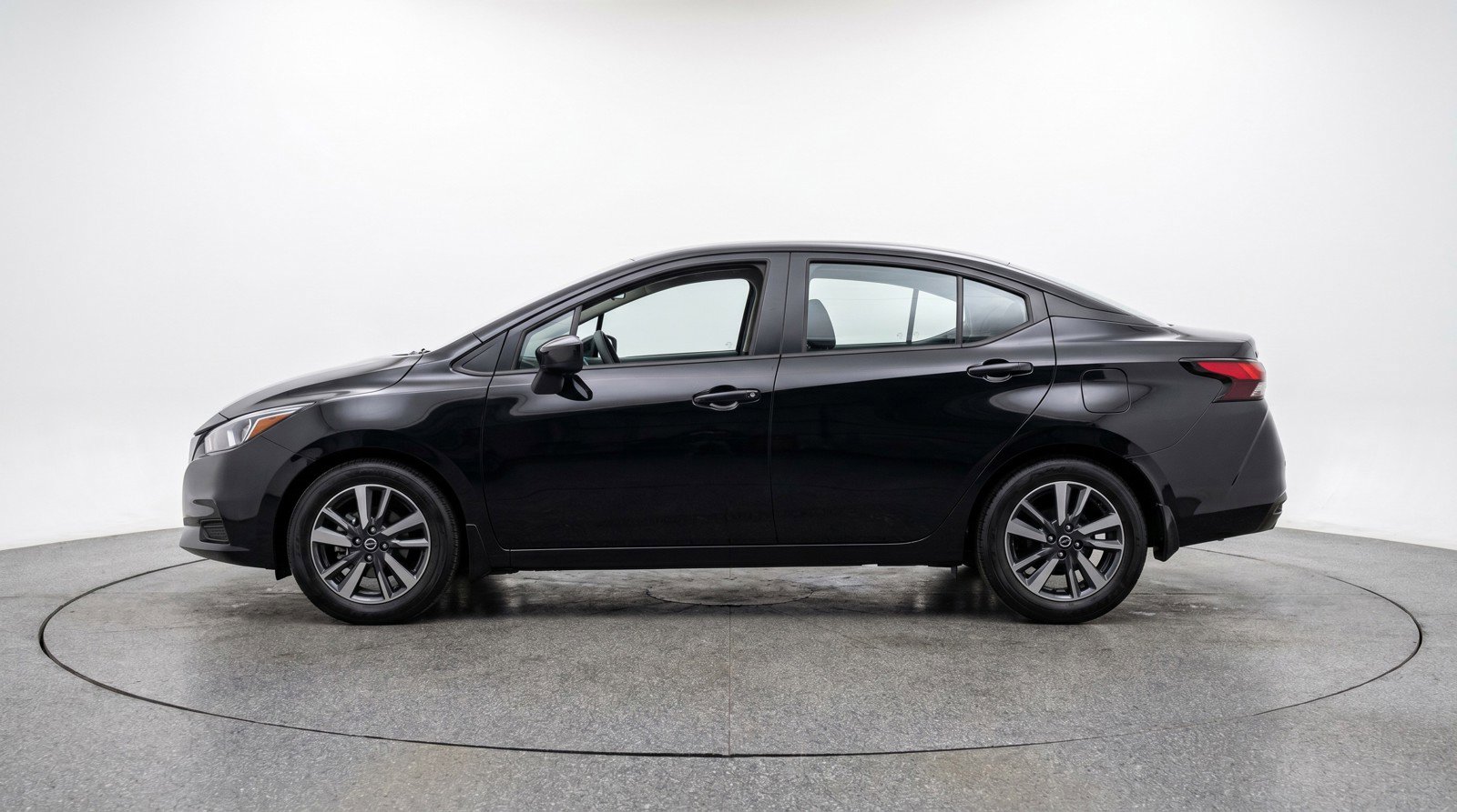 Used 2025 Nissan Versa SV image 5
