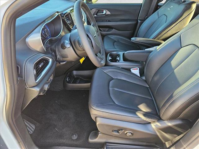 New 2026 Chrysler Pacifica Select image 4