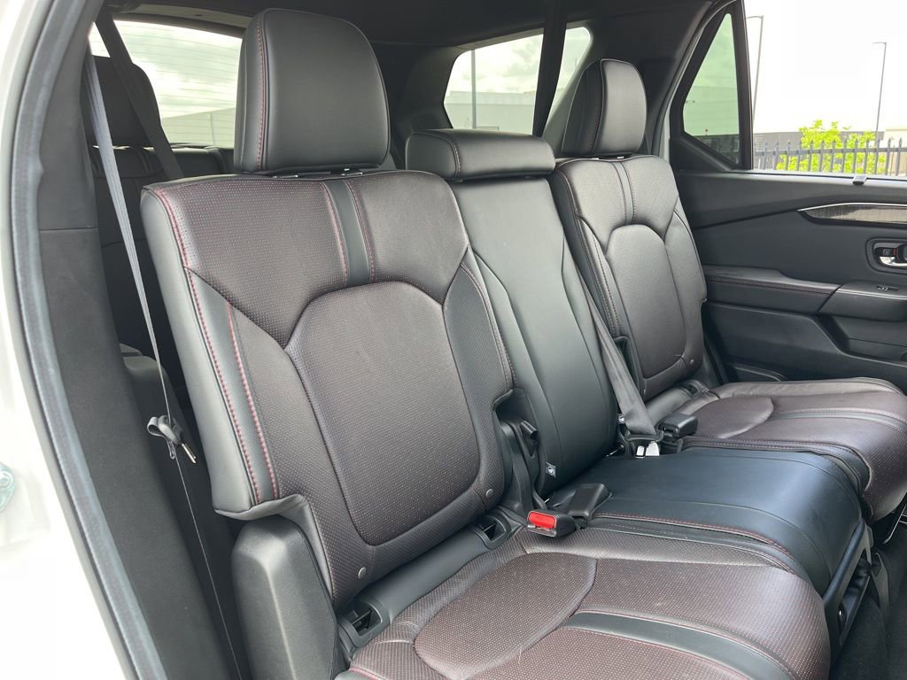 Used 2025 Honda Pilot Black Edition image 29