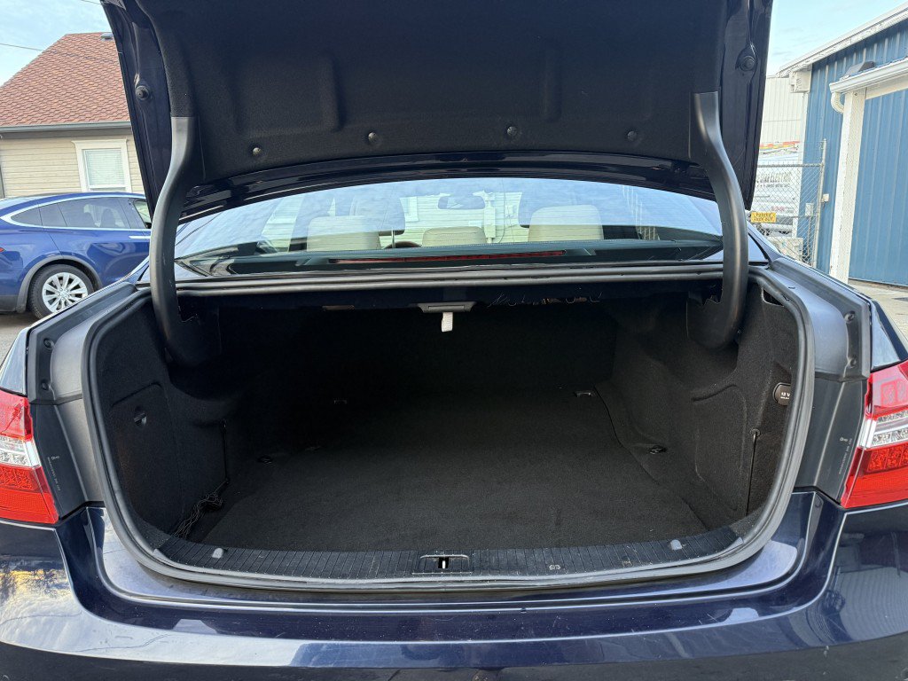 Used 2012 Mercedes-Benz E 350 4MATIC Sedan image 32