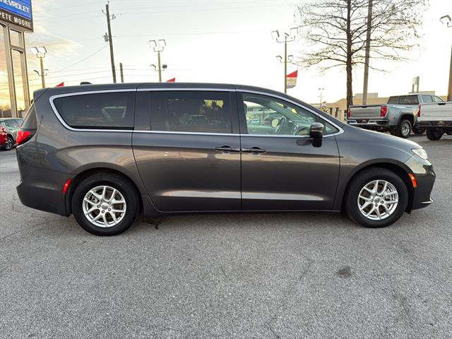 Used 2023 Chrysler Pacifica Touring-L image 8