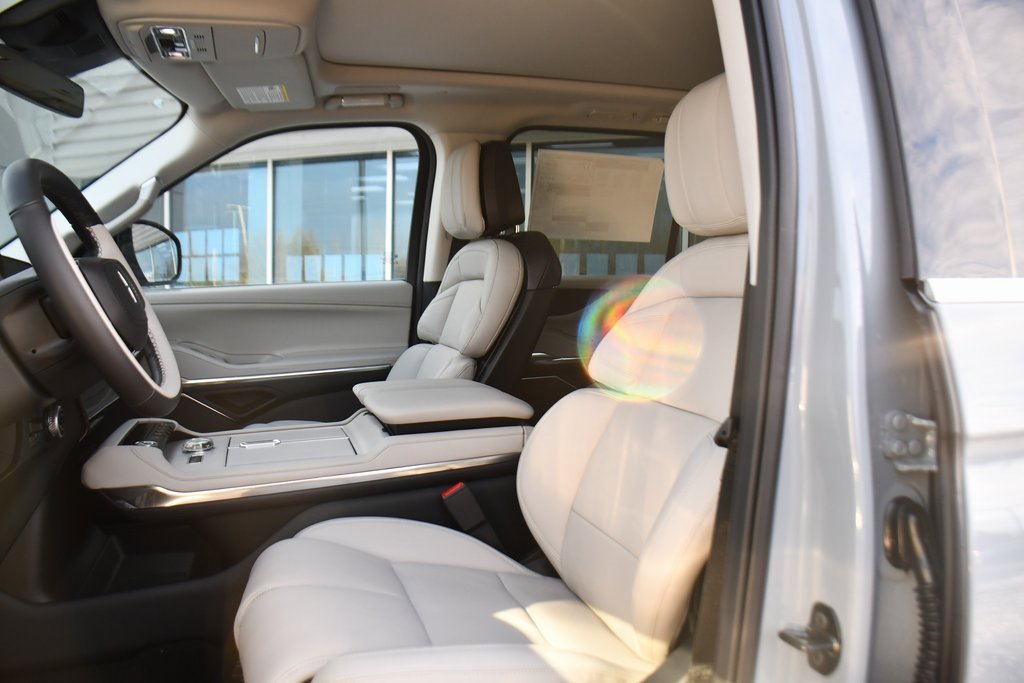 New 2025 Lincoln Navigator Reserve image 13