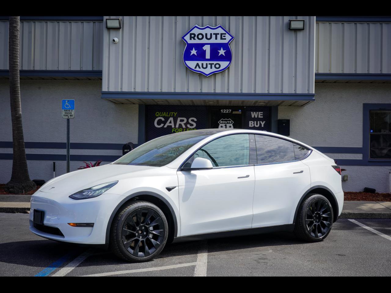 Used 2020 Tesla Model Y Long Range image 1