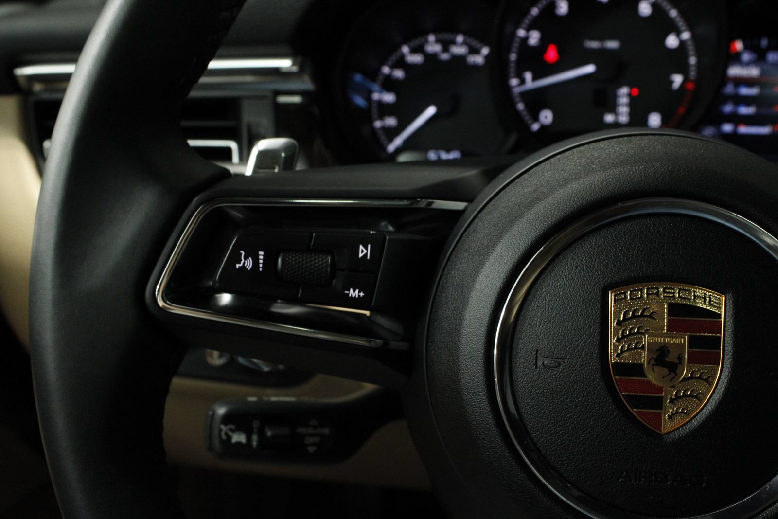 Certified 2025 Porsche Macan AWD/4WD image 36