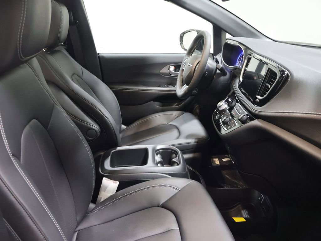 New 2026 Chrysler Pacifica Select image 18