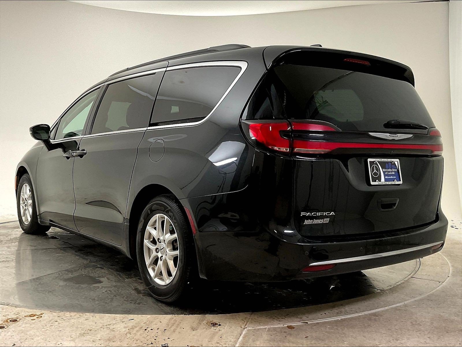 Used 2022 Chrysler Pacifica Touring-L FWD image 3