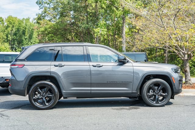 Used 2023 Jeep Grand Cherokee Altitude AWD/4WD image 4