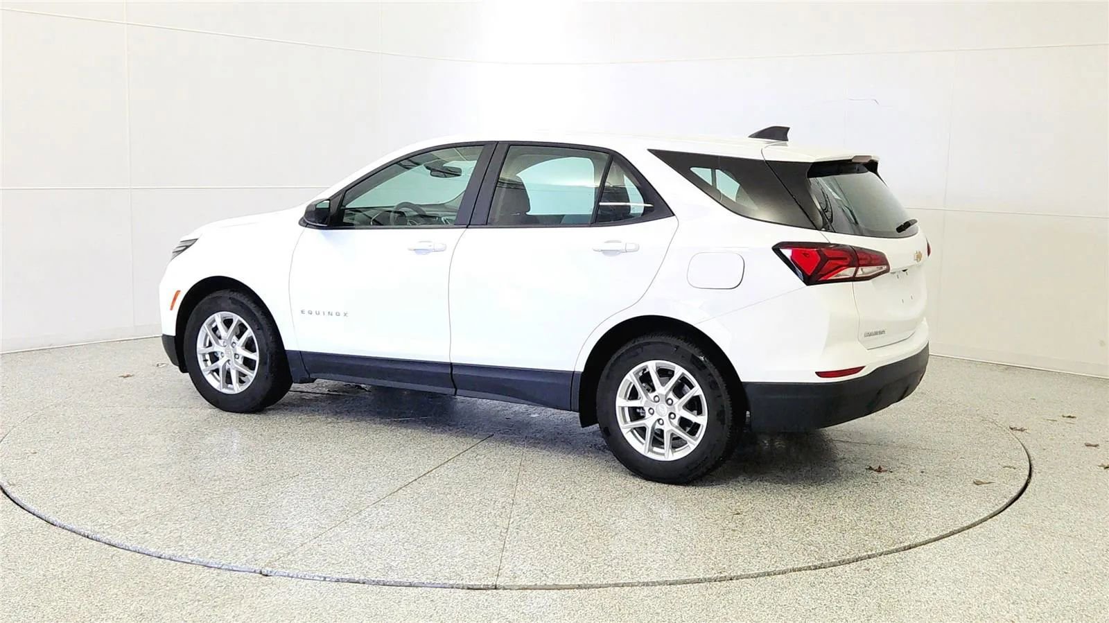 Used 2024 Chevrolet Equinox LS FWD image 5