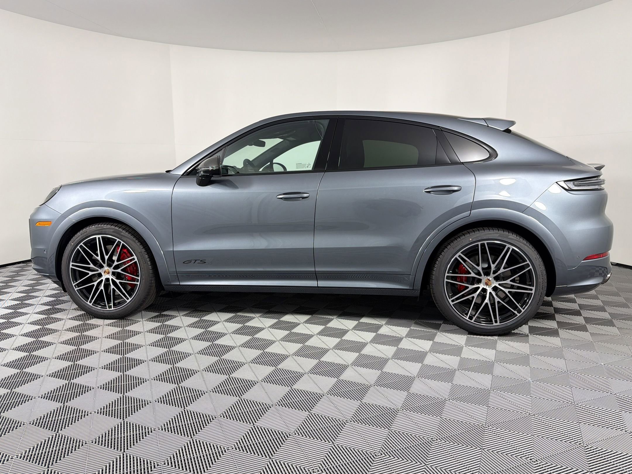 New 2026 Porsche Cayenne GTS image 2