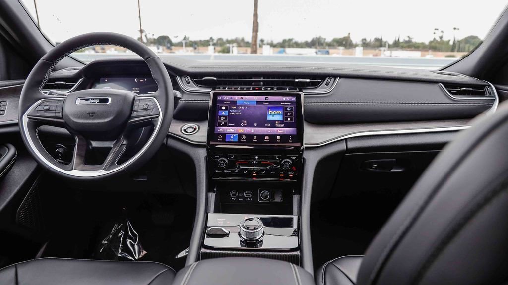 New 2025 Jeep Grand Cherokee L Limited w/ Black Appearance Package image 13