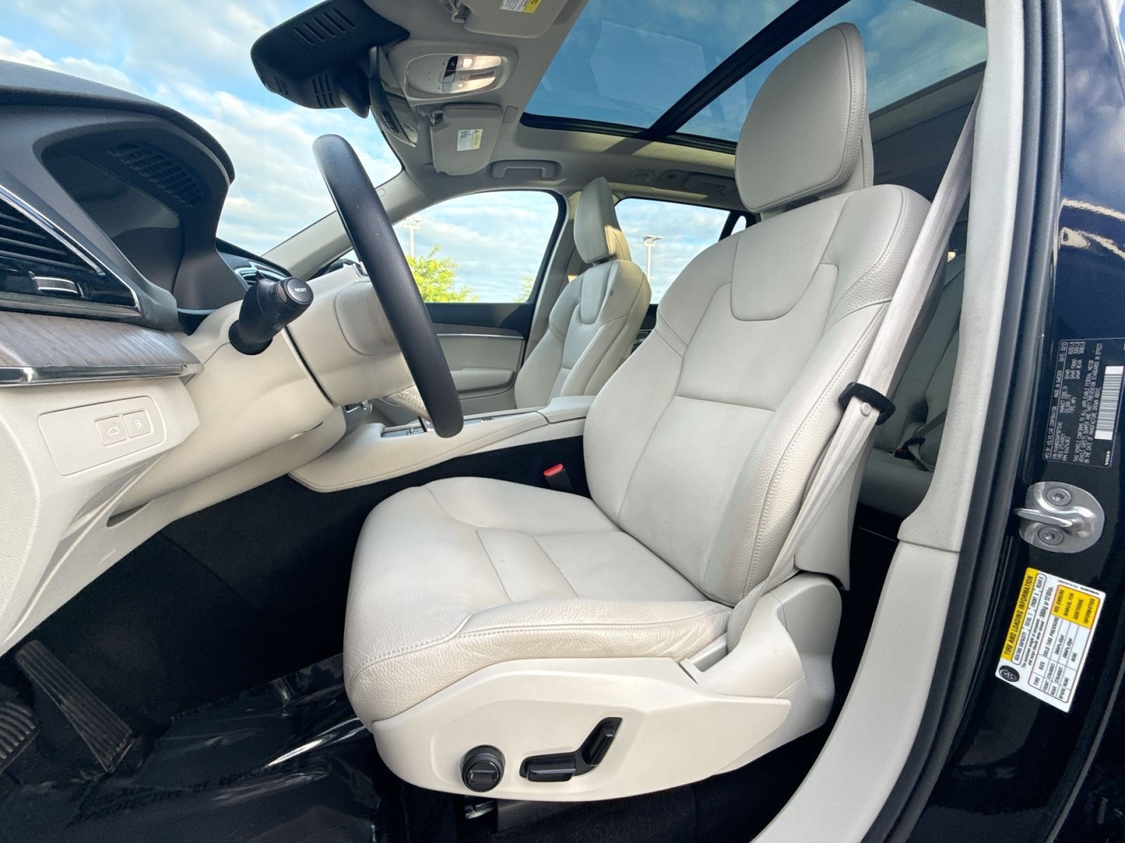 Certified 2023 Volvo XC90 T8 Plus w/ Protection Package Premier AWD/4WD image 13