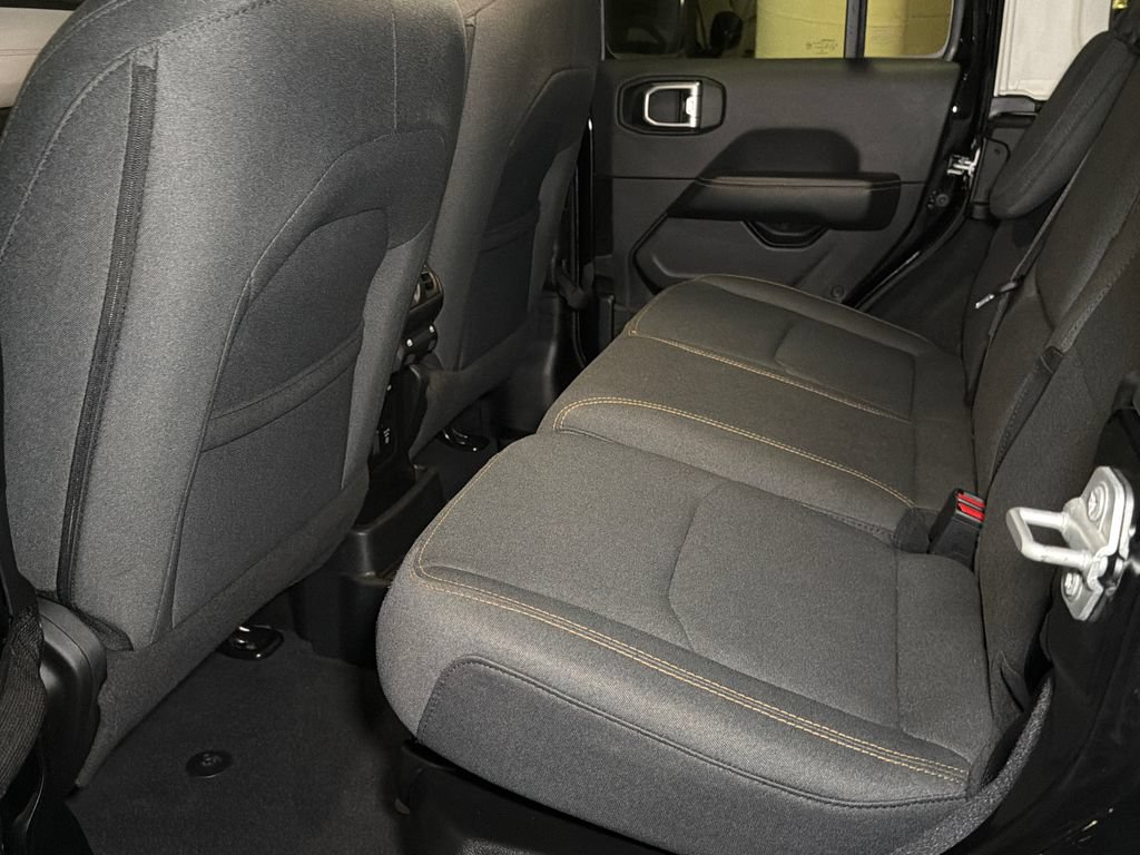 Used 2024 Jeep Wrangler Unlimited Sahara AWD/4WD image 14