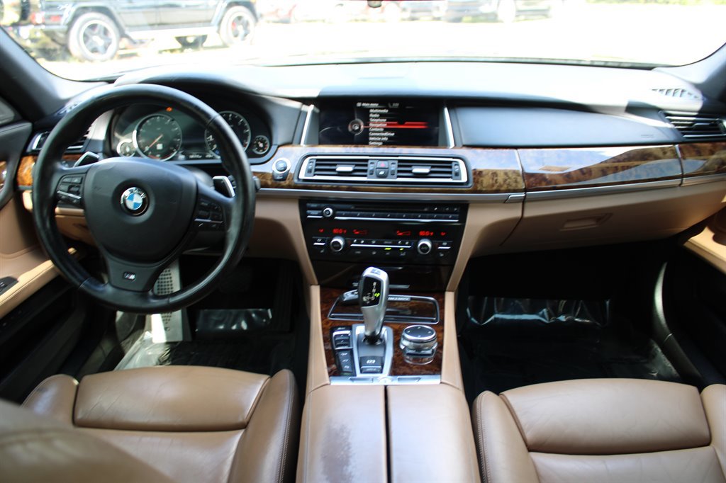 Used 2015 BMW 750Li xDrive image 11