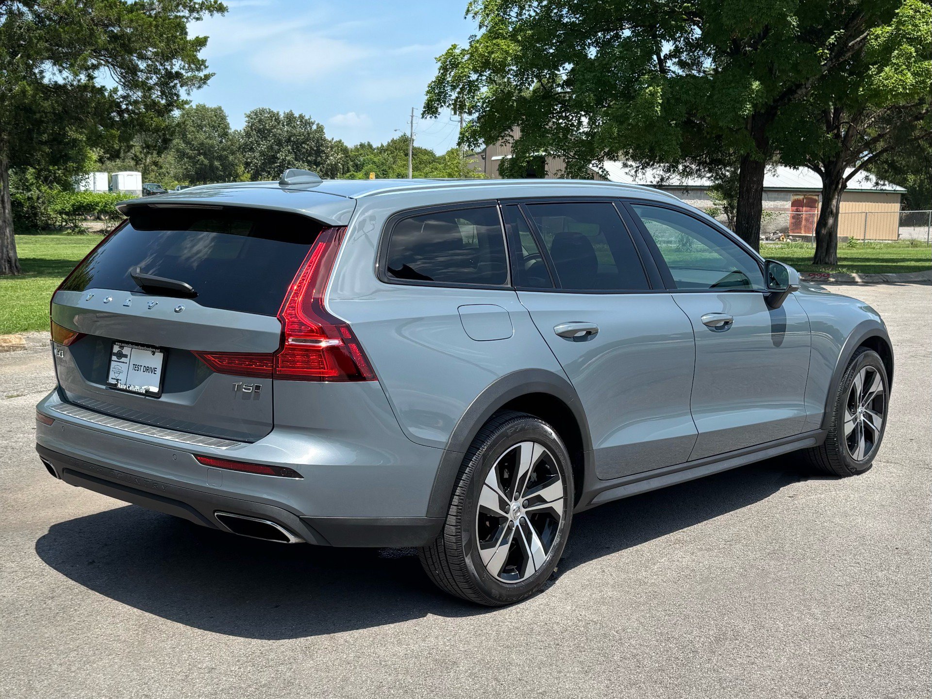 Used 2022 Volvo V60 T5 Cross Country AWD/4WD image 3